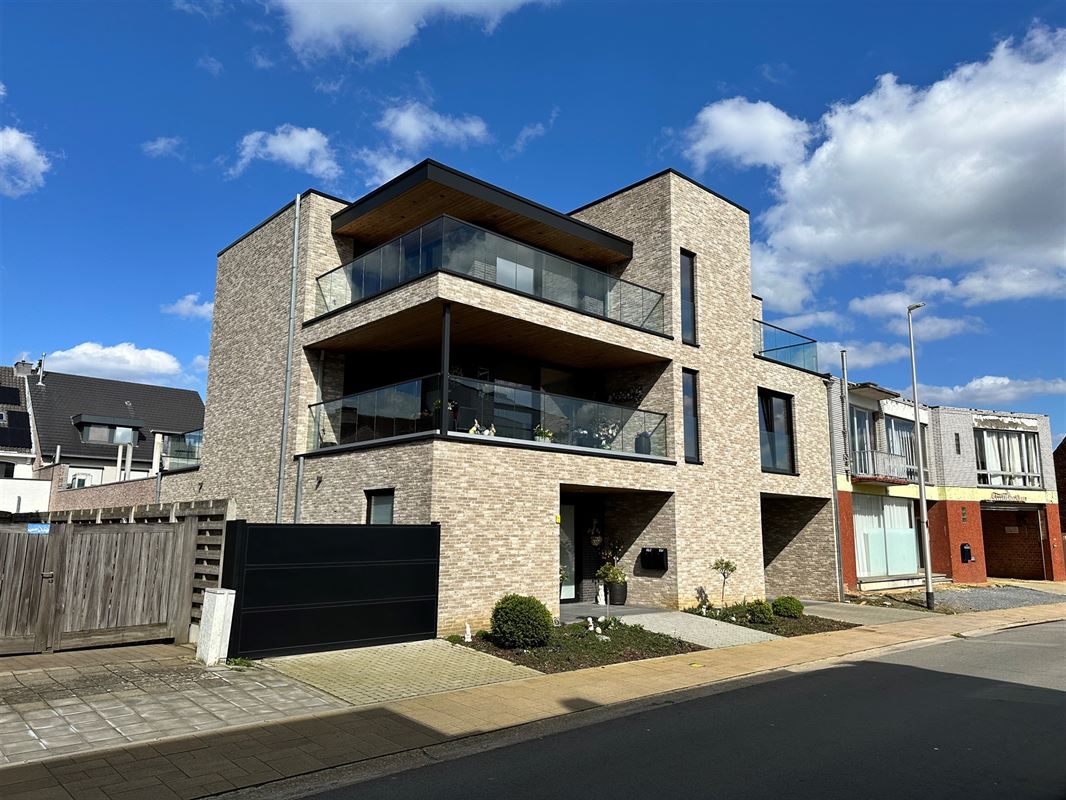 UNIEKE PENTHOUSE MET 2 SLAAPKAMERS, RUIME TERRASSEN EN GARAGE TE PAAL