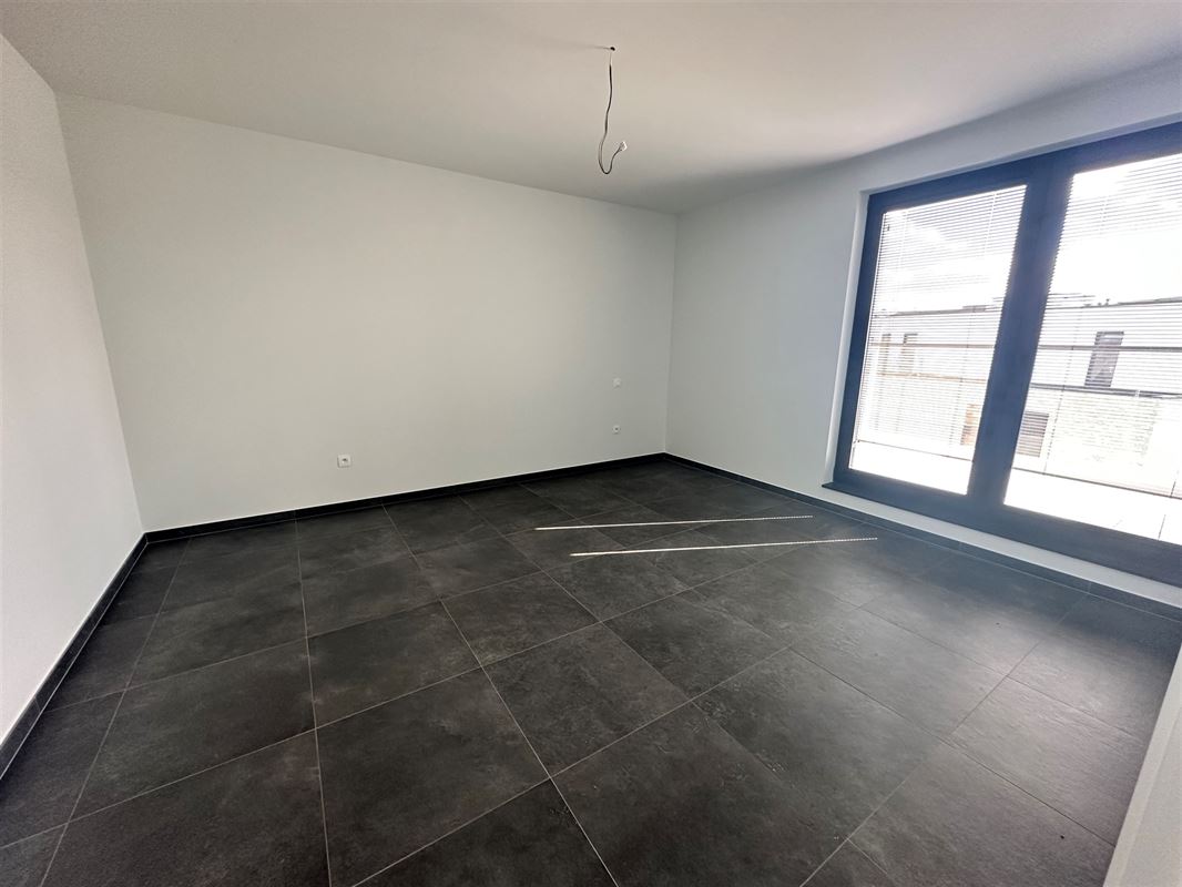 UNIEKE PENTHOUSE MET 2 SLAAPKAMERS, RUIME TERRASSEN EN GARAGE TE PAAL