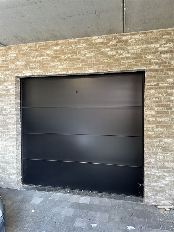 UNIEKE PENTHOUSE MET 2 SLAAPKAMERS, RUIME TERRASSEN EN GARAGE TE PAAL