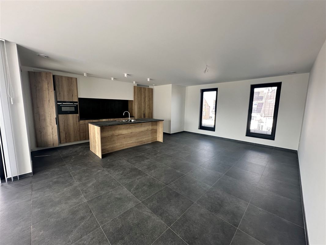 UNIEKE PENTHOUSE MET 2 SLAAPKAMERS, RUIME TERRASSEN EN GARAGE TE PAAL