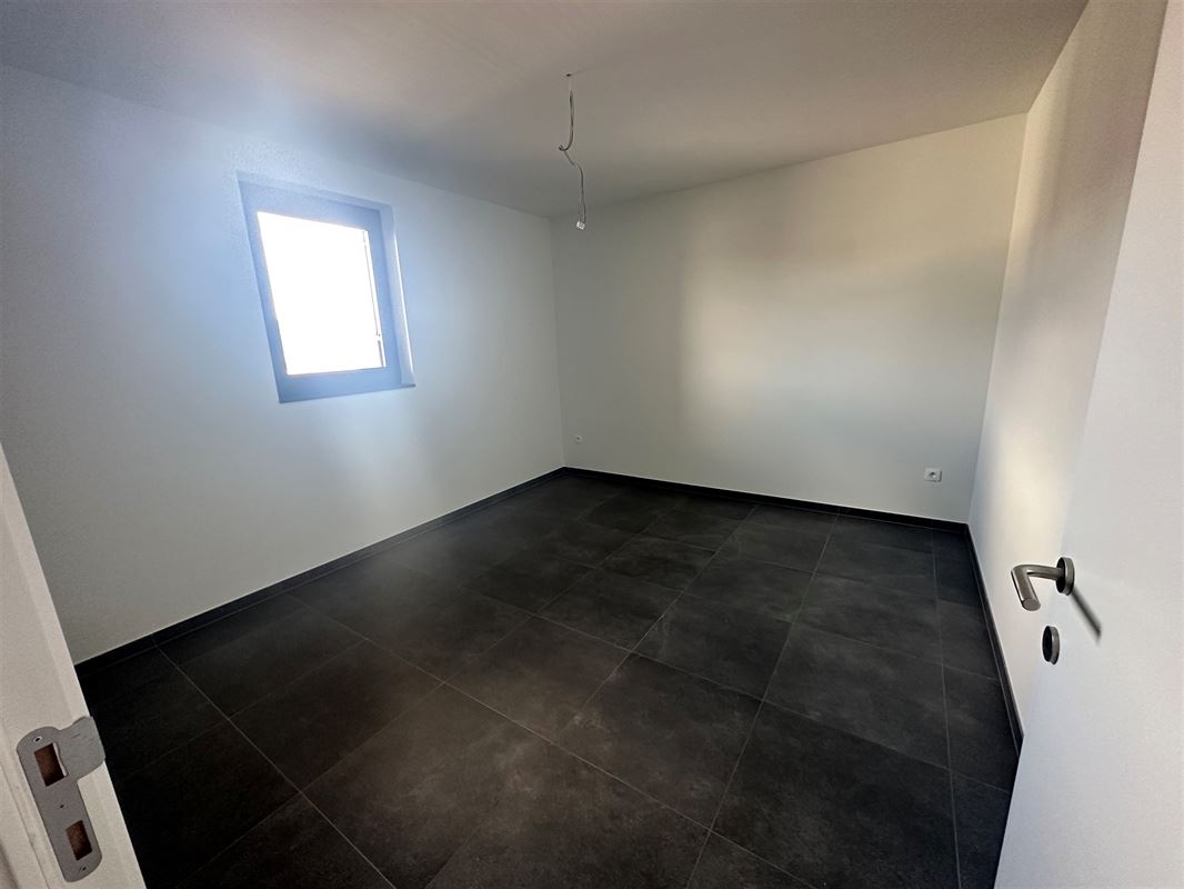UNIEKE PENTHOUSE MET 2 SLAAPKAMERS, RUIME TERRASSEN EN GARAGE TE PAAL