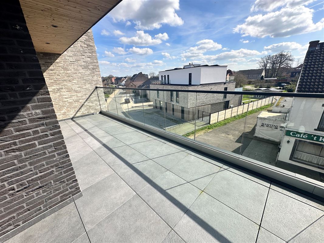 UNIEKE PENTHOUSE MET 2 SLAAPKAMERS, RUIME TERRASSEN EN GARAGE TE PAAL