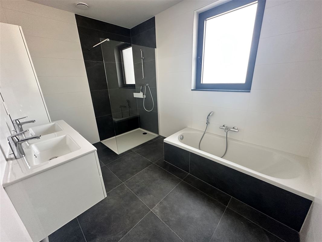 UNIEKE PENTHOUSE MET 2 SLAAPKAMERS, RUIME TERRASSEN EN GARAGE TE PAAL