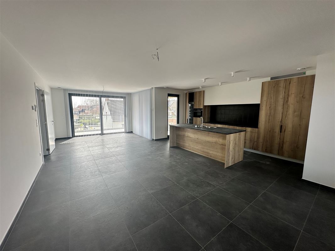 UNIEKE PENTHOUSE MET 2 SLAAPKAMERS, RUIME TERRASSEN EN GARAGE TE PAAL