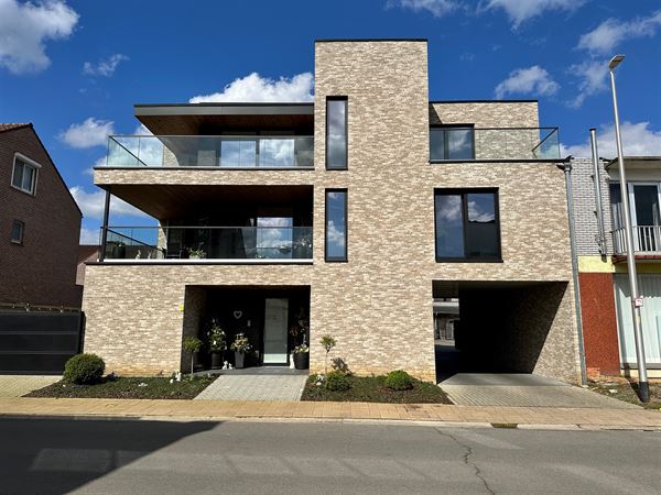 UNIEKE PENTHOUSE MET 2 SLAAPKAMERS, RUIME TERRASSEN EN GARAGE TE PAAL