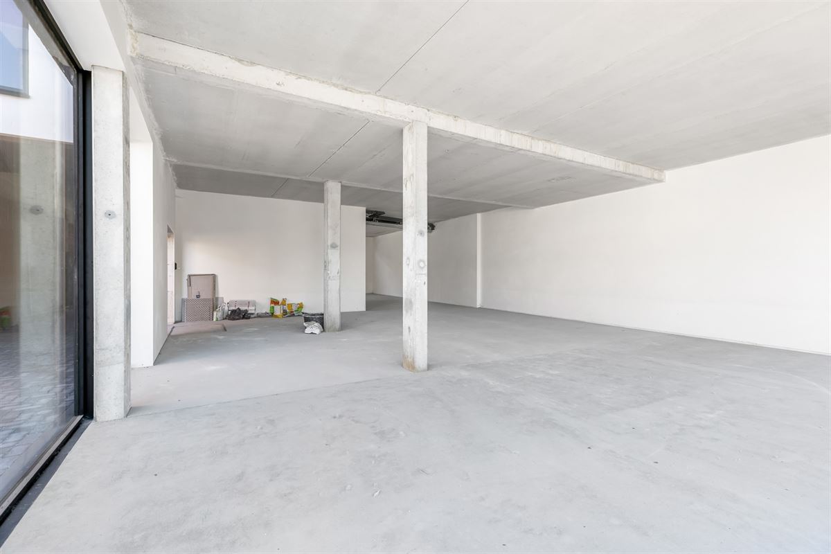 HANDELSRUIMTE VAN 195M² MET GROTE RAAMPARTIJEN, OPEN STRUCTUUR VOOR TALLOZE MOGELIJKHEDEN EN RUIME PARKEERMOGELIJKHEDEN AAN DE ACHTERZIJDE