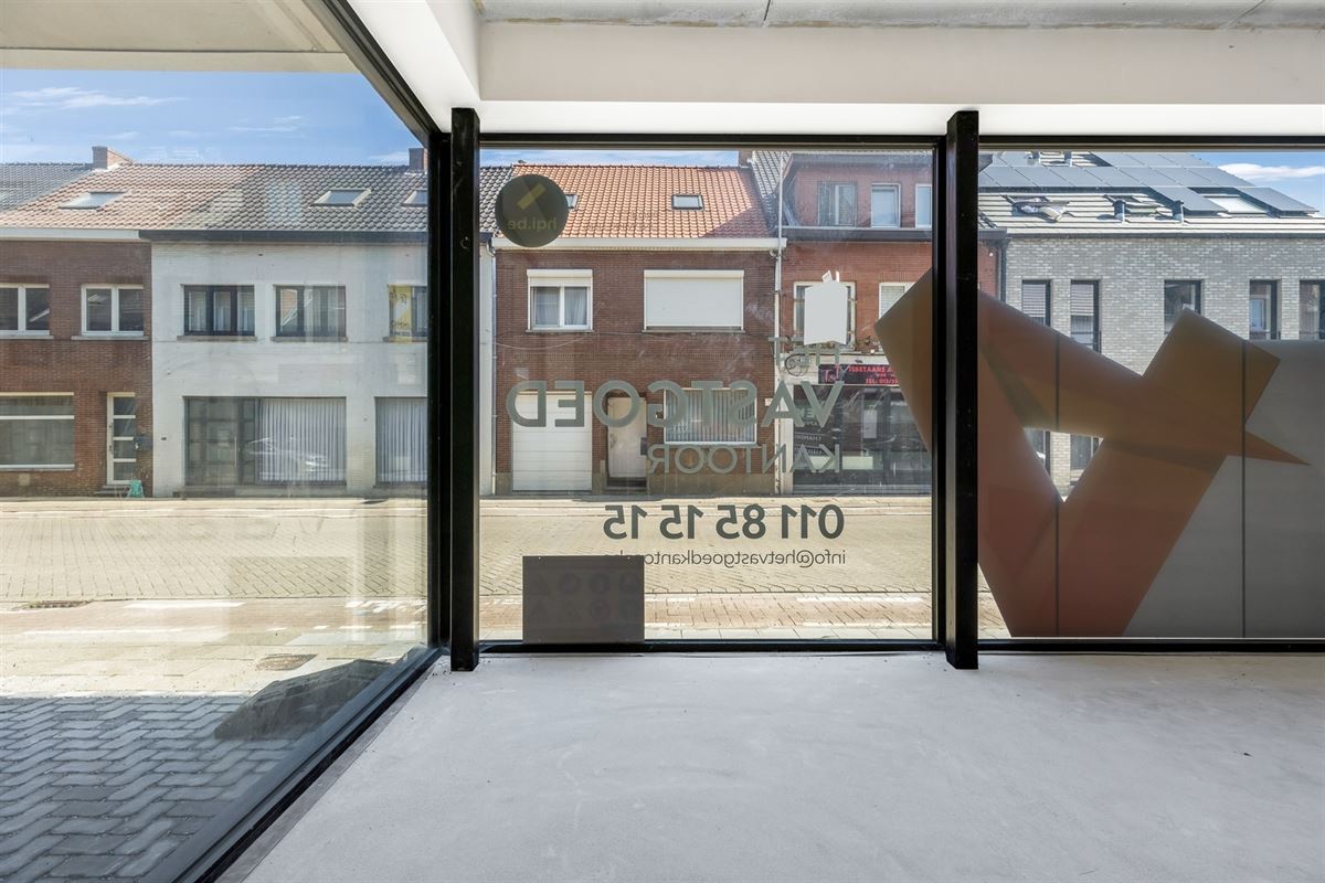 HANDELSRUIMTE VAN 195M² MET GROTE RAAMPARTIJEN, OPEN STRUCTUUR VOOR TALLOZE MOGELIJKHEDEN EN RUIME PARKEERMOGELIJKHEDEN AAN DE ACHTERZIJDE