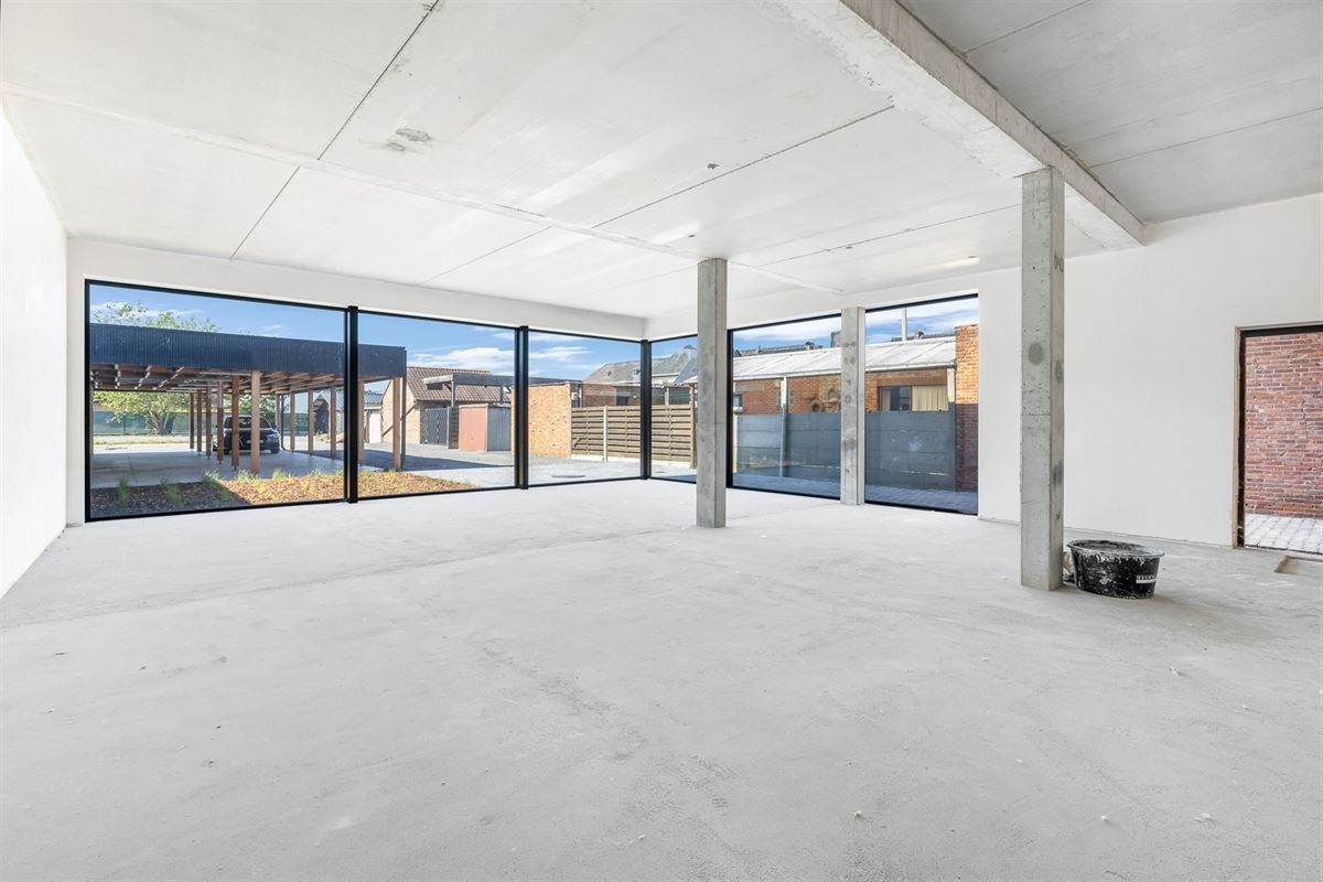 HANDELSRUIMTE VAN 195M² MET GROTE RAAMPARTIJEN, OPEN STRUCTUUR VOOR TALLOZE MOGELIJKHEDEN EN RUIME PARKEERMOGELIJKHEDEN AAN DE ACHTERZIJDE