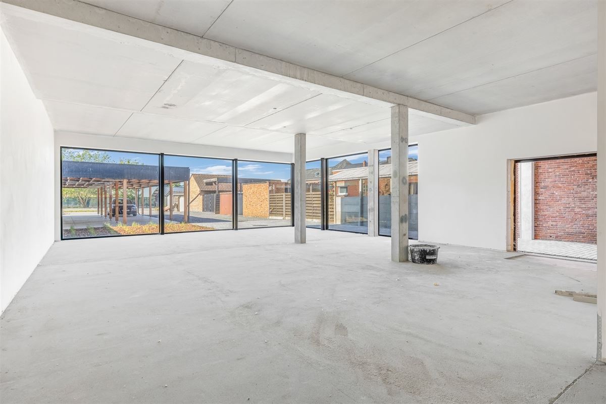 HANDELSRUIMTE VAN 195M² MET GROTE RAAMPARTIJEN, OPEN STRUCTUUR VOOR TALLOZE MOGELIJKHEDEN EN RUIME PARKEERMOGELIJKHEDEN AAN DE ACHTERZIJDE