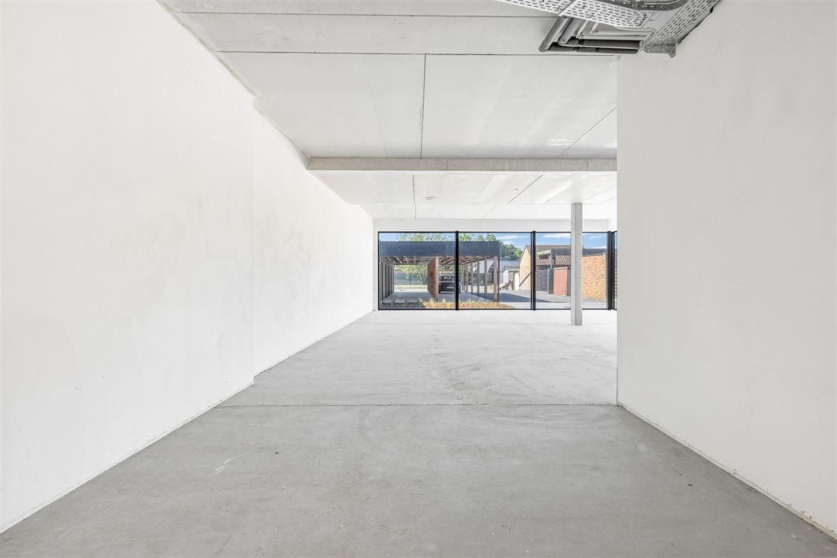 HANDELSRUIMTE VAN 195M² MET GROTE RAAMPARTIJEN, OPEN STRUCTUUR VOOR TALLOZE MOGELIJKHEDEN EN RUIME PARKEERMOGELIJKHEDEN AAN DE ACHTERZIJDE