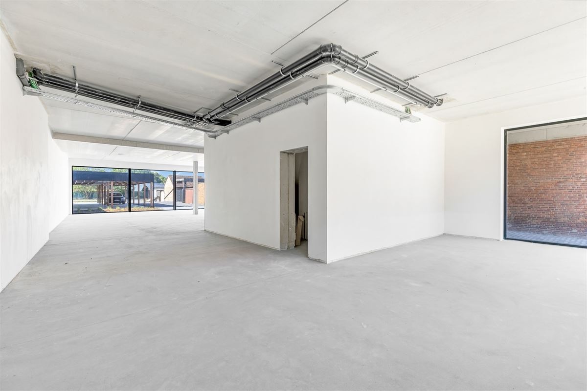 HANDELSRUIMTE VAN 195M² MET GROTE RAAMPARTIJEN, OPEN STRUCTUUR VOOR TALLOZE MOGELIJKHEDEN EN RUIME PARKEERMOGELIJKHEDEN AAN DE ACHTERZIJDE