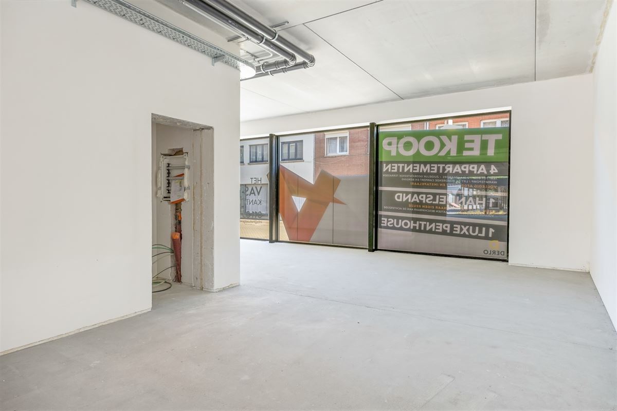HANDELSRUIMTE VAN 195M² MET GROTE RAAMPARTIJEN, OPEN STRUCTUUR VOOR TALLOZE MOGELIJKHEDEN EN RUIME PARKEERMOGELIJKHEDEN AAN DE ACHTERZIJDE