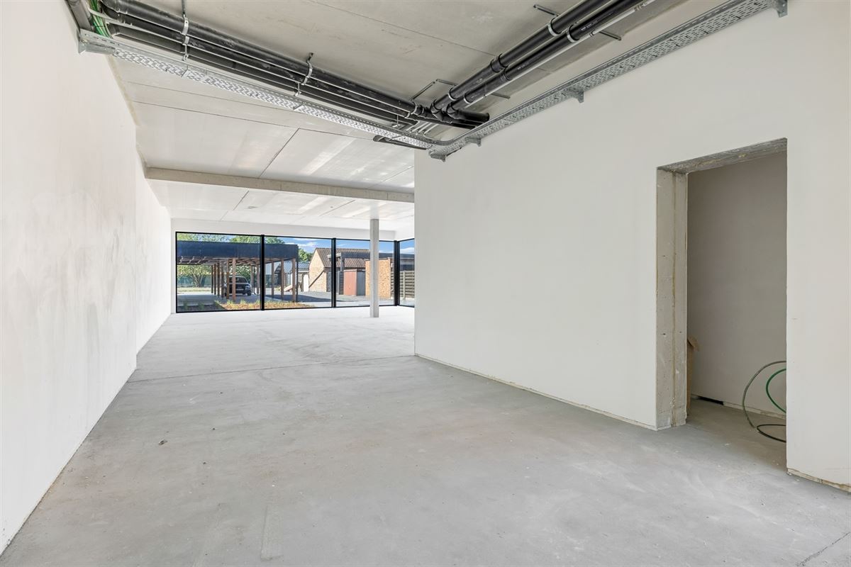 HANDELSRUIMTE VAN 195M² MET GROTE RAAMPARTIJEN, OPEN STRUCTUUR VOOR TALLOZE MOGELIJKHEDEN EN RUIME PARKEERMOGELIJKHEDEN AAN DE ACHTERZIJDE