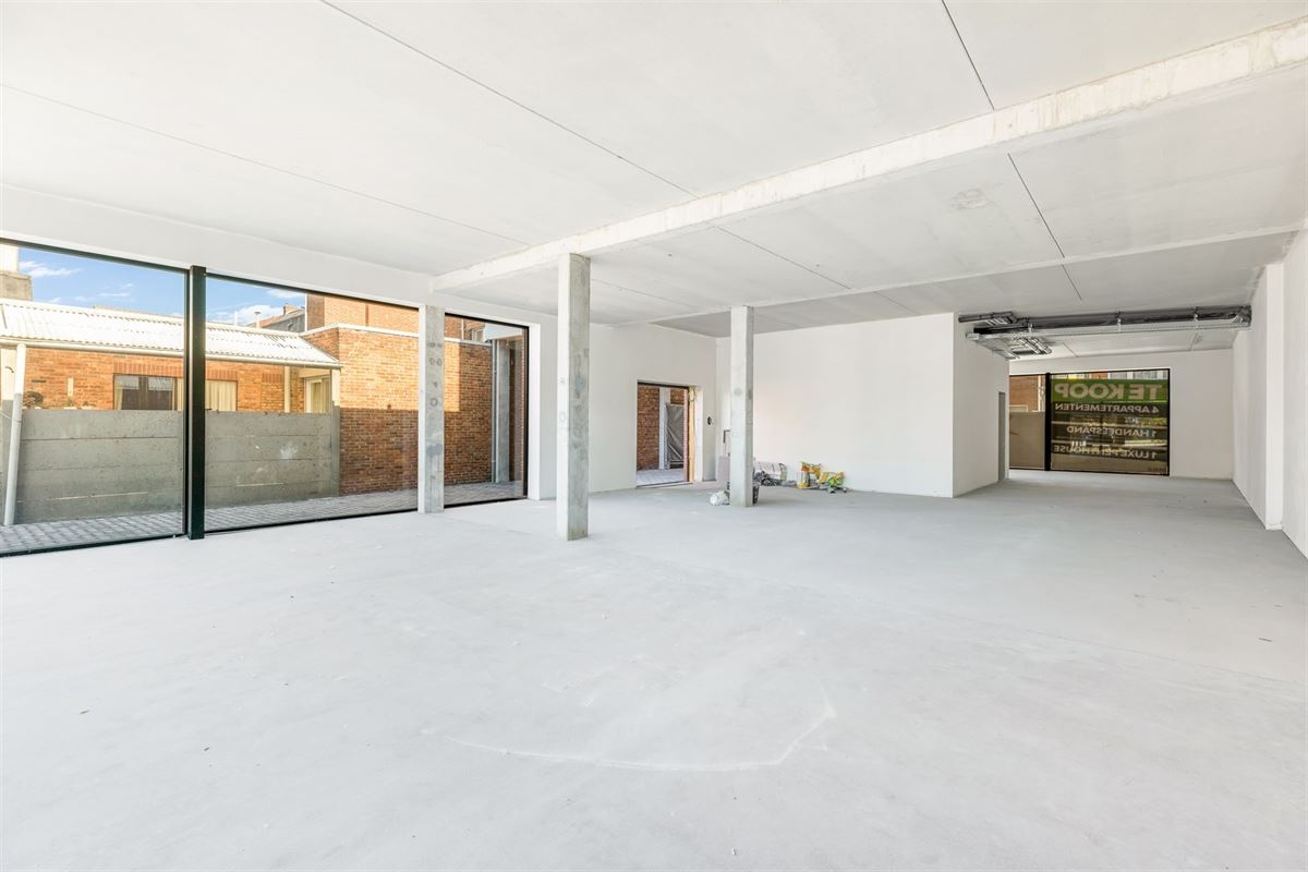 HANDELSRUIMTE VAN 195M² MET GROTE RAAMPARTIJEN, OPEN STRUCTUUR VOOR TALLOZE MOGELIJKHEDEN EN RUIME PARKEERMOGELIJKHEDEN AAN DE ACHTERZIJDE