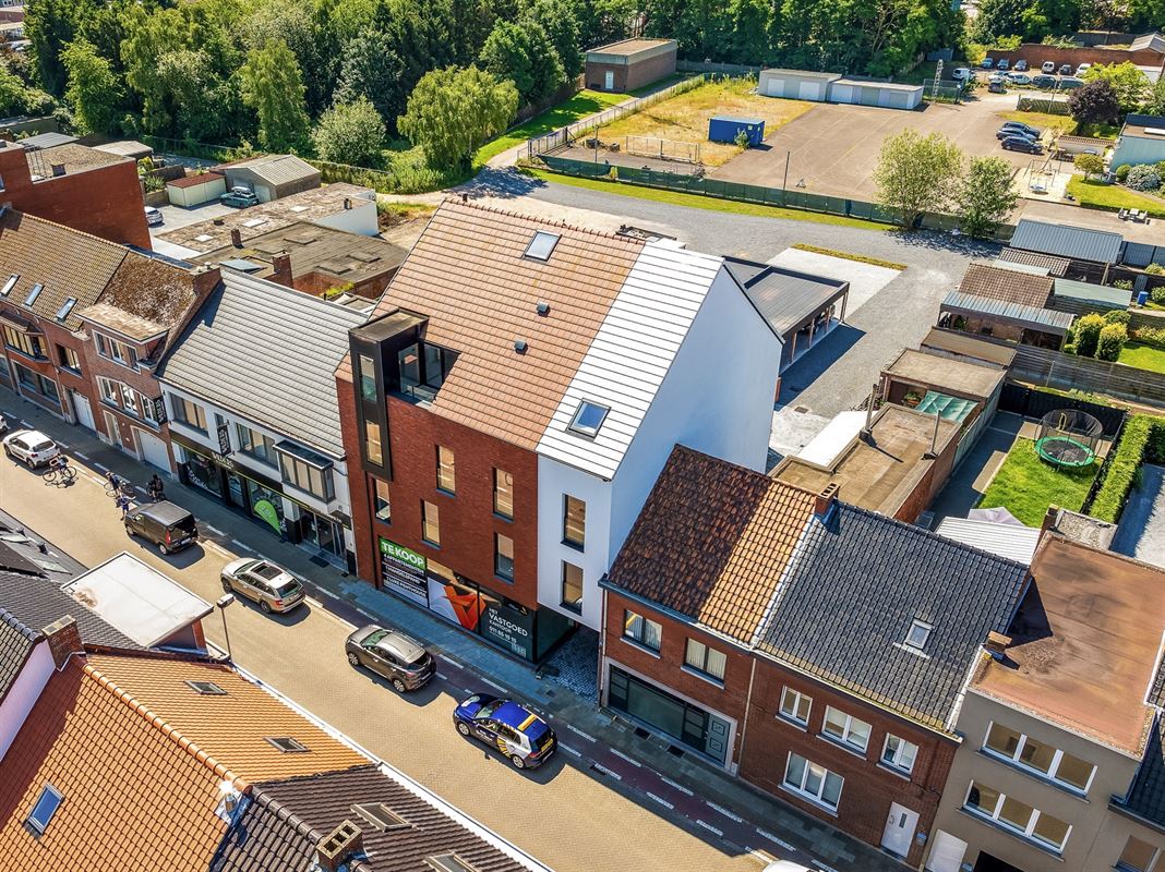 HANDELSRUIMTE VAN 195M² MET GROTE RAAMPARTIJEN, OPEN STRUCTUUR VOOR TALLOZE MOGELIJKHEDEN EN RUIME PARKEERMOGELIJKHEDEN AAN DE ACHTERZIJDE