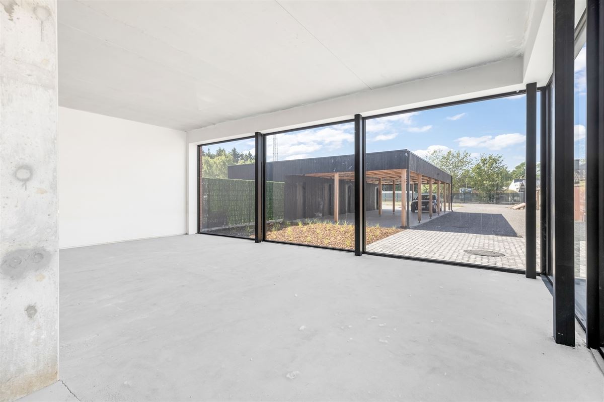 HANDELSRUIMTE VAN 195M² MET GROTE RAAMPARTIJEN, OPEN STRUCTUUR VOOR TALLOZE MOGELIJKHEDEN EN RUIME PARKEERMOGELIJKHEDEN AAN DE ACHTERZIJDE
