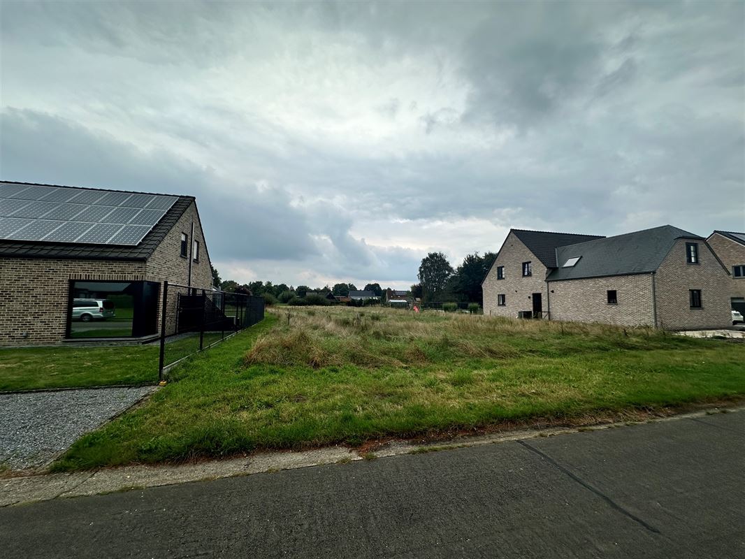 UITERST RUSTIG DOCH CENTRAAL GELEGEN BOUWGROND VOOR HALF OPEN BEBOUWING TE BEVERLO