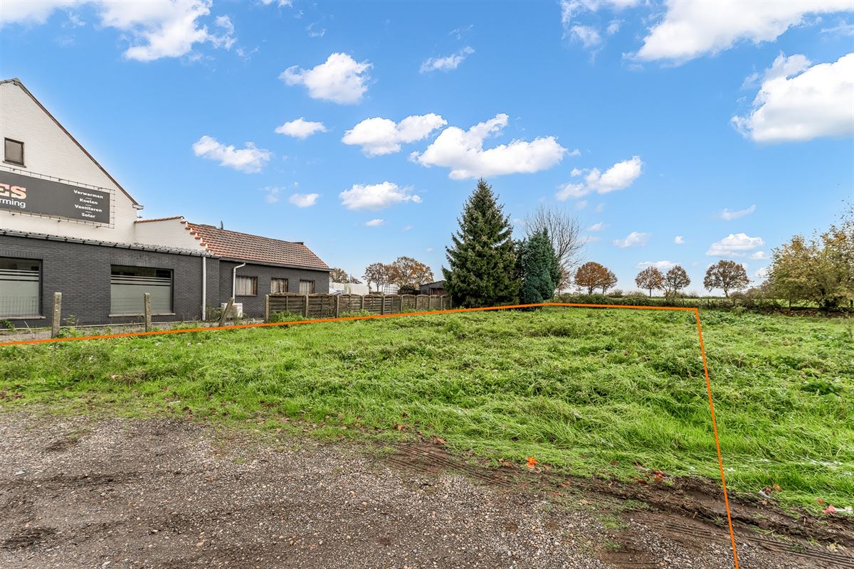 GOED GELEGEN BOUWGROND VAN 749M2 VOOR OPEN BEBOUWING