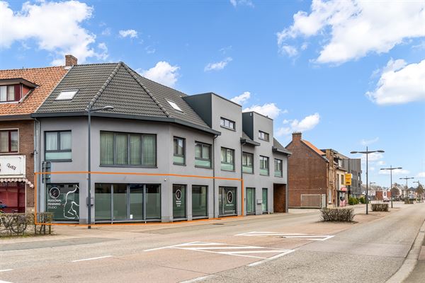ZEER GOED GELEGEN HANDELSRUIMTE (110M²) MET BUREAU EN KITCHENETTE TE PAAL