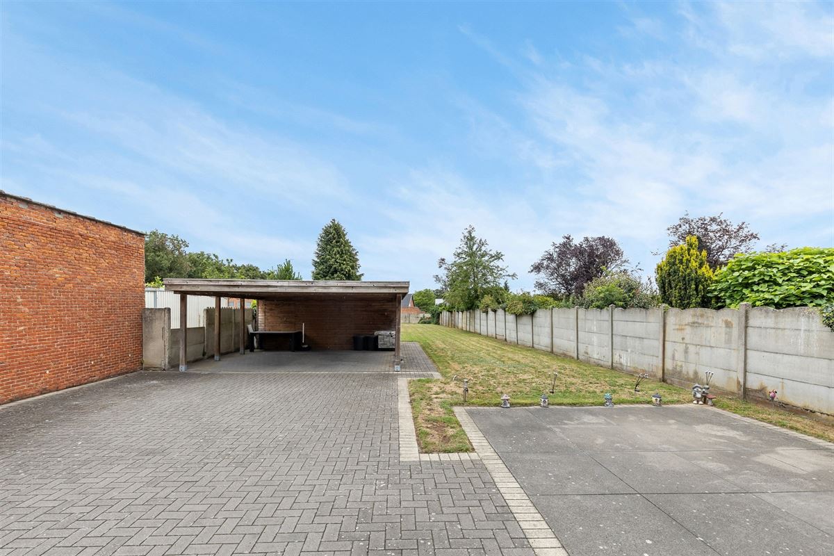 PERFECT ONDERHOUDEN GELIJKVLOERS APPARTEMENT MET 2 SLAAPKAMERS EN RUIME TUIN MET CARPORT EN BERGING TE HEUSDEN