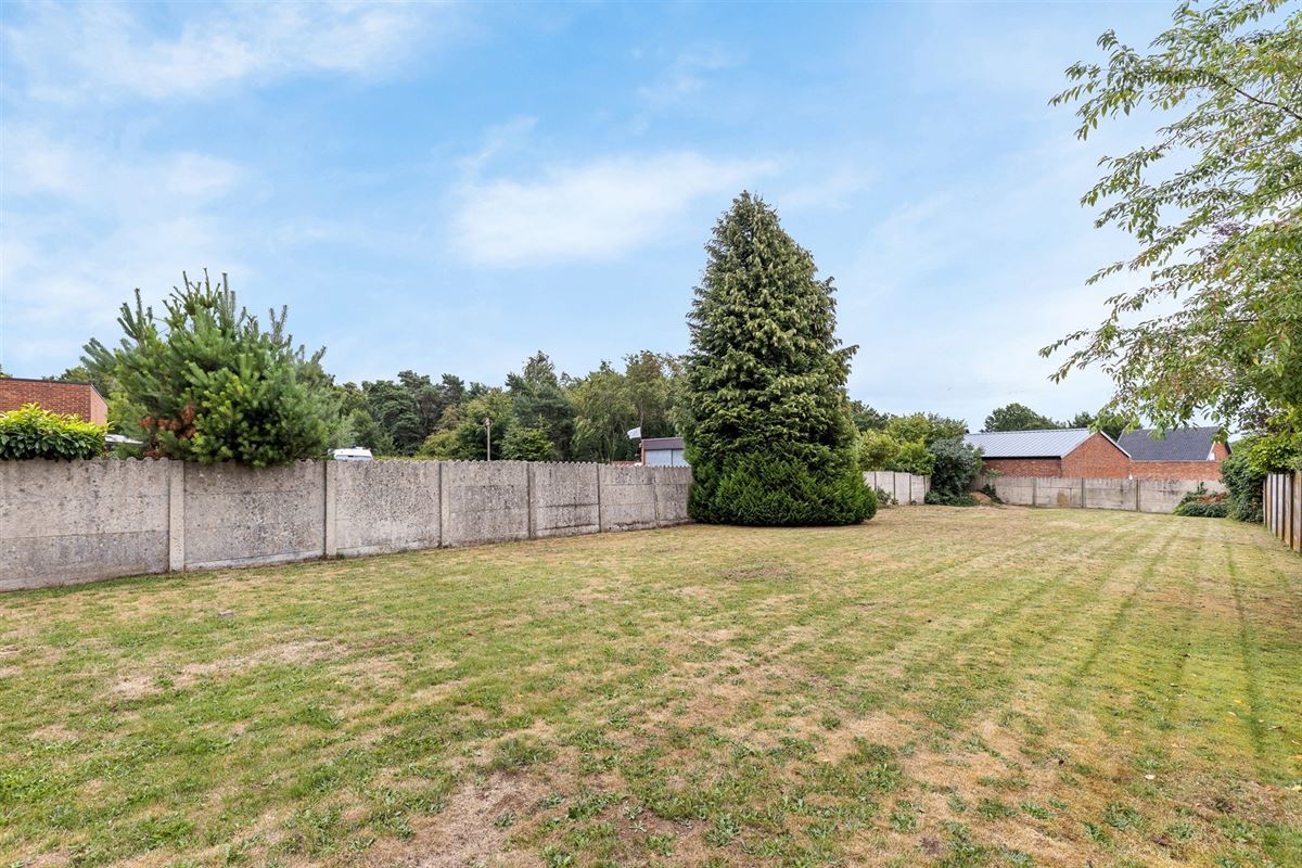 PERFECT ONDERHOUDEN GELIJKVLOERS APPARTEMENT MET 2 SLAAPKAMERS EN RUIME TUIN MET CARPORT EN BERGING TE HEUSDEN