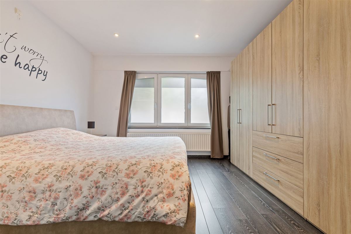 PERFECT ONDERHOUDEN GELIJKVLOERS APPARTEMENT MET 2 SLAAPKAMERS EN RUIME TUIN MET CARPORT EN BERGING TE HEUSDEN