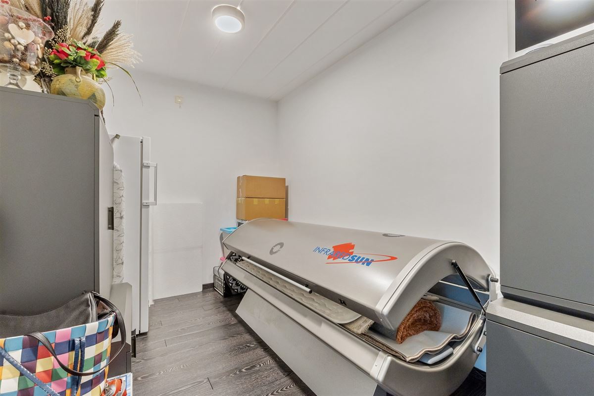 PERFECT ONDERHOUDEN GELIJKVLOERS APPARTEMENT MET 2 SLAAPKAMERS EN RUIME TUIN MET CARPORT EN BERGING TE HEUSDEN