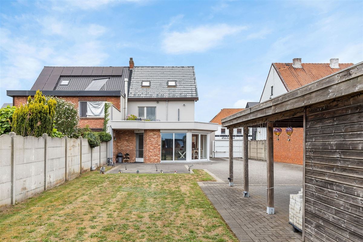 PERFECT ONDERHOUDEN GELIJKVLOERS APPARTEMENT MET 2 SLAAPKAMERS EN RUIME TUIN MET CARPORT EN BERGING TE HEUSDEN