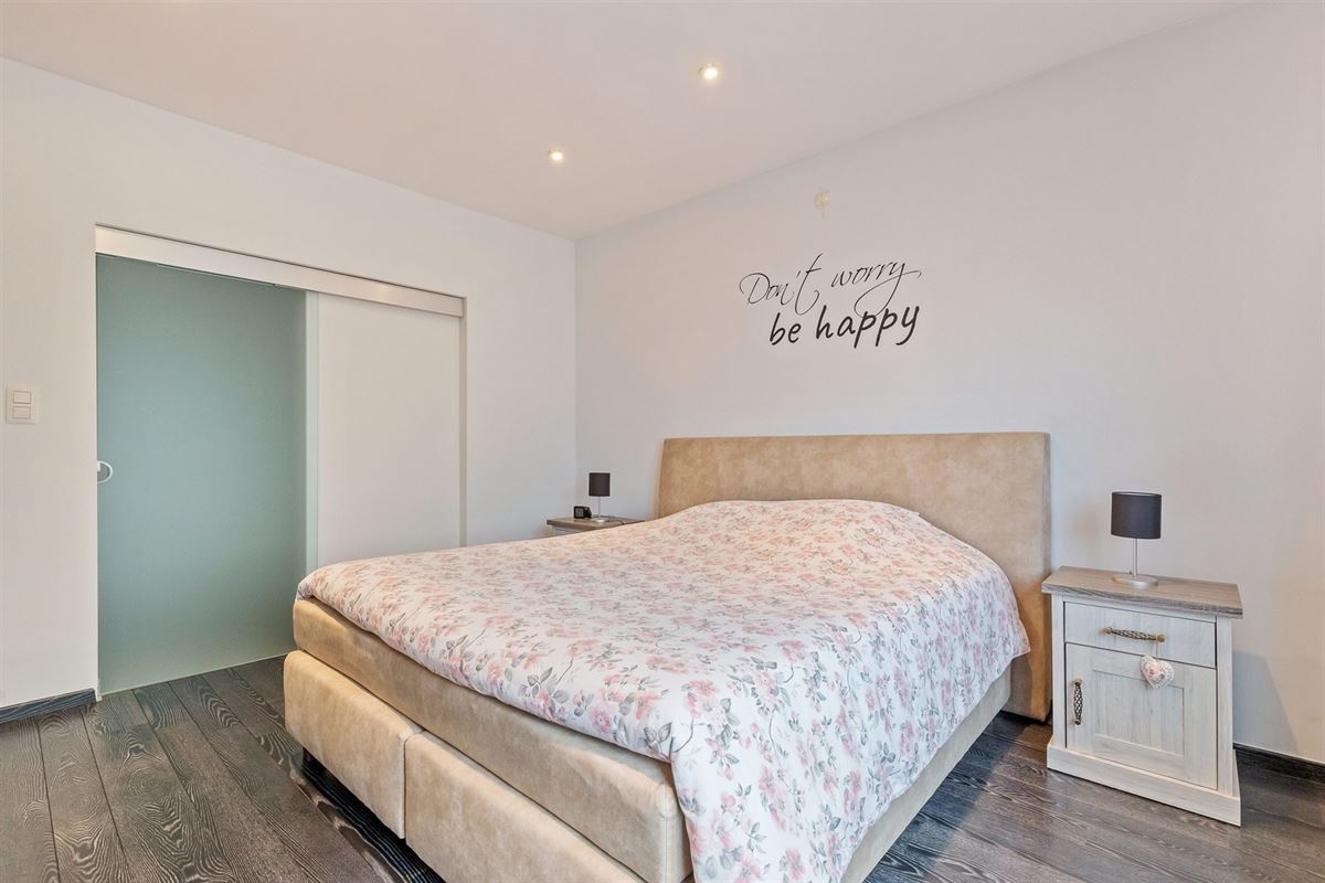 PERFECT ONDERHOUDEN GELIJKVLOERS APPARTEMENT MET 2 SLAAPKAMERS EN RUIME TUIN MET CARPORT EN BERGING TE HEUSDEN