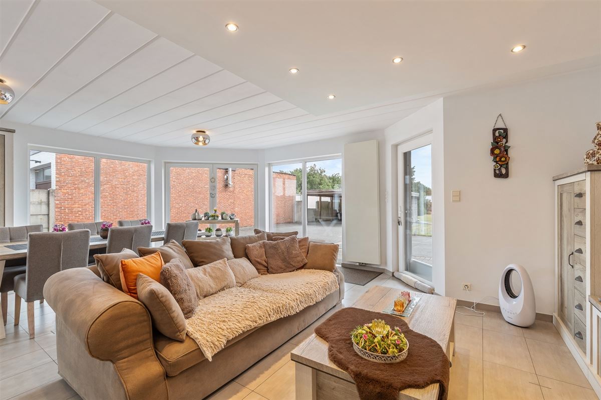 PERFECT ONDERHOUDEN GELIJKVLOERS APPARTEMENT MET 2 SLAAPKAMERS EN RUIME TUIN MET CARPORT EN BERGING TE HEUSDEN