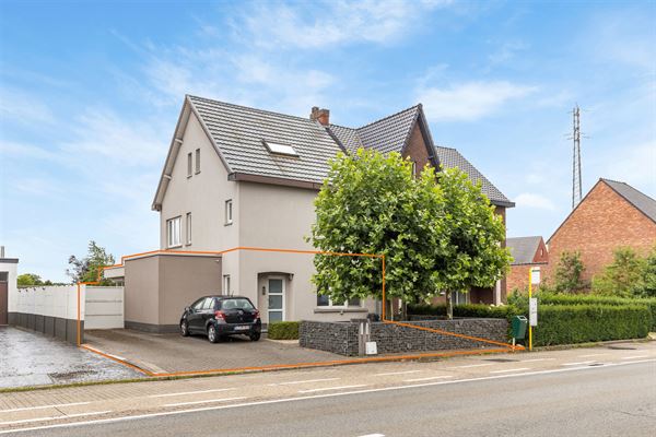 PERFECT ONDERHOUDEN GELIJKVLOERS APPARTEMENT MET 2 SLAAPKAMERS EN RUIME TUIN MET CARPORT EN BERGING TE HEUSDEN