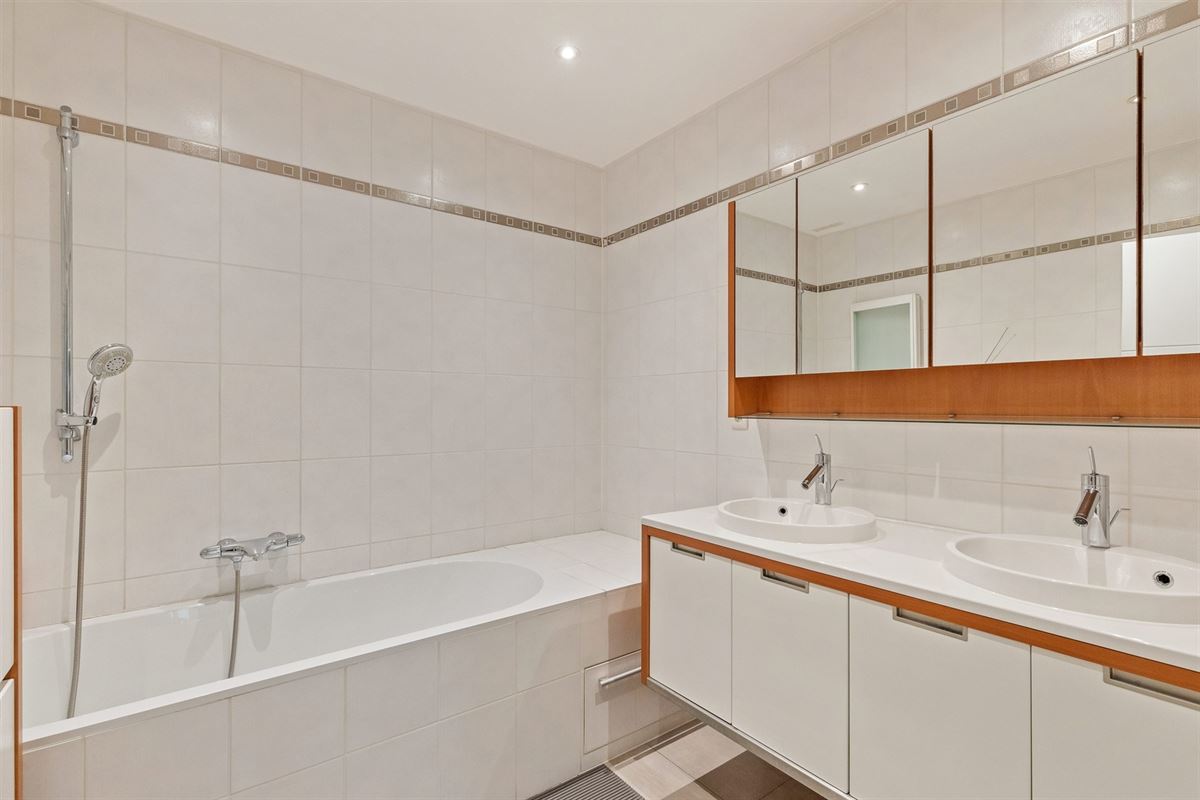 PERFECT ONDERHOUDEN GELIJKVLOERS APPARTEMENT MET 2 SLAAPKAMERS EN RUIME TUIN MET CARPORT EN BERGING TE HEUSDEN