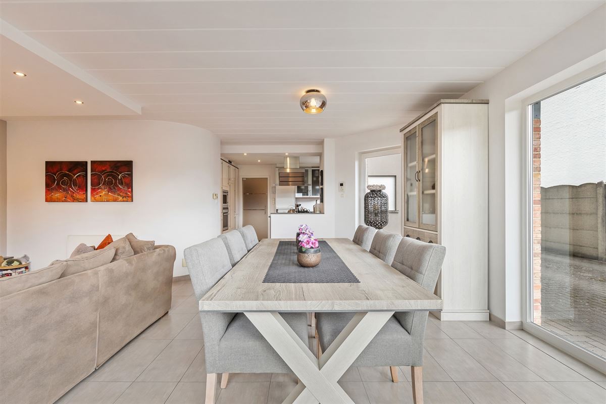 PERFECT ONDERHOUDEN GELIJKVLOERS APPARTEMENT MET 2 SLAAPKAMERS EN RUIME TUIN MET CARPORT EN BERGING TE HEUSDEN