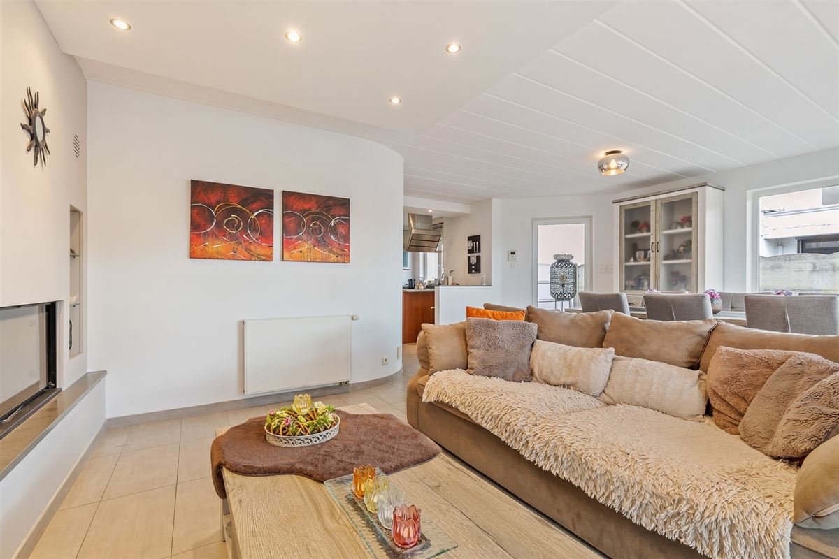 PERFECT ONDERHOUDEN GELIJKVLOERS APPARTEMENT MET 2 SLAAPKAMERS EN RUIME TUIN MET CARPORT EN BERGING TE HEUSDEN