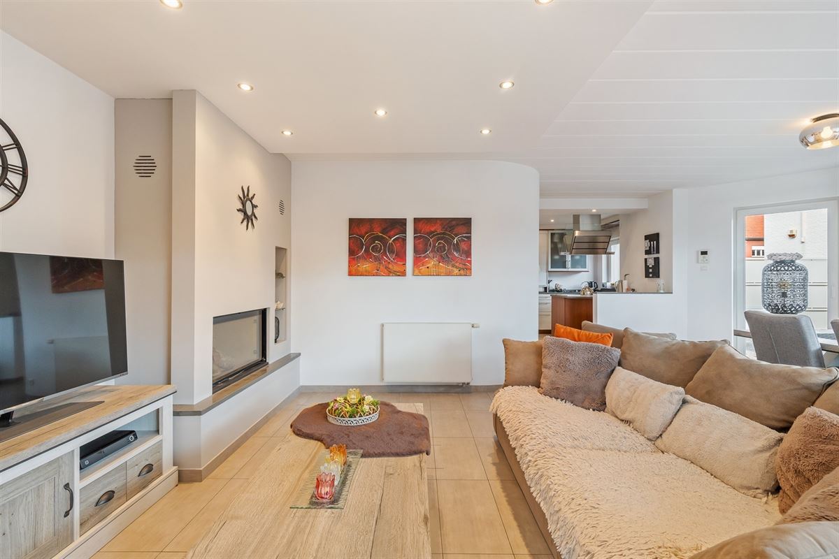 PERFECT ONDERHOUDEN GELIJKVLOERS APPARTEMENT MET 2 SLAAPKAMERS EN RUIME TUIN MET CARPORT EN BERGING TE HEUSDEN