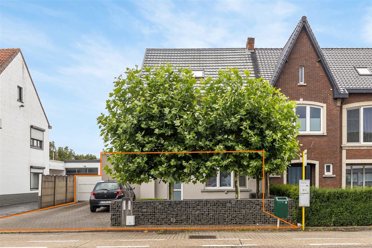PERFECT ONDERHOUDEN GELIJKVLOERS APPARTEMENT MET 2 SLAAPKAMERS EN RUIME TUIN MET CARPORT EN BERGING TE HEUSDEN