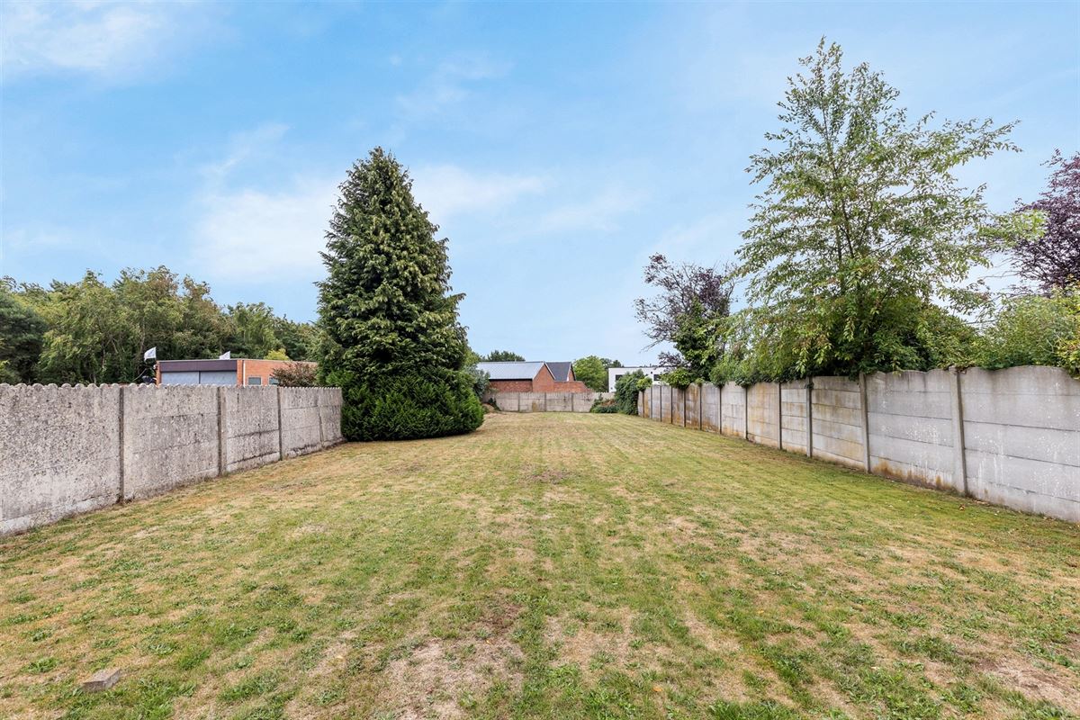 PERFECT ONDERHOUDEN GELIJKVLOERS APPARTEMENT MET 2 SLAAPKAMERS EN RUIME TUIN MET CARPORT EN BERGING TE HEUSDEN