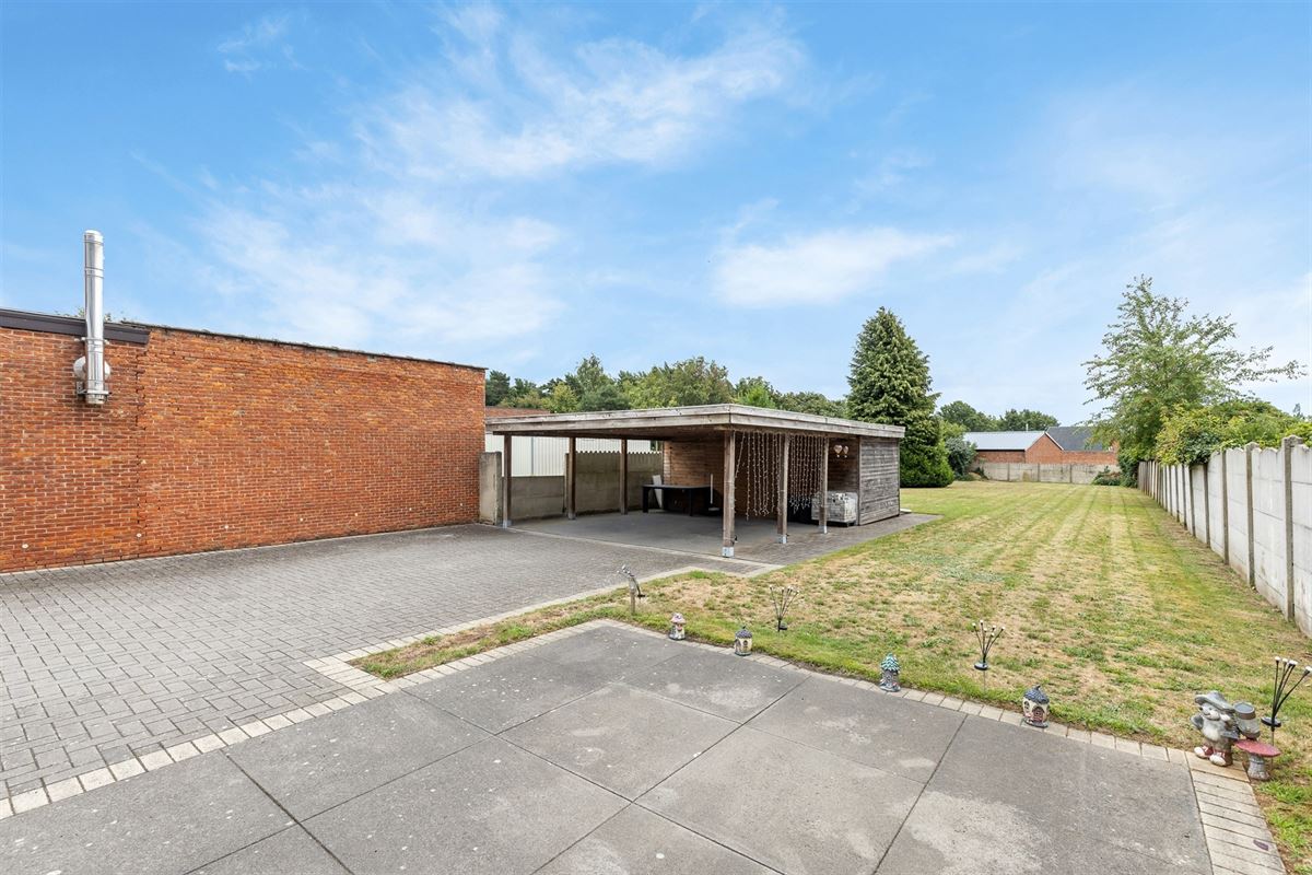 PERFECT ONDERHOUDEN GELIJKVLOERS APPARTEMENT MET 2 SLAAPKAMERS EN RUIME TUIN MET CARPORT EN BERGING TE HEUSDEN