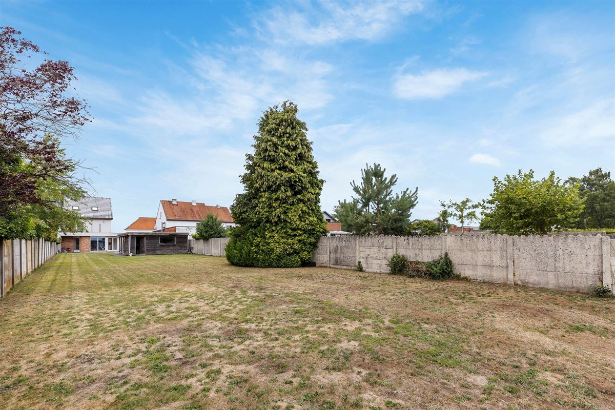PERFECT ONDERHOUDEN GELIJKVLOERS APPARTEMENT MET 2 SLAAPKAMERS EN RUIME TUIN MET CARPORT EN BERGING TE HEUSDEN