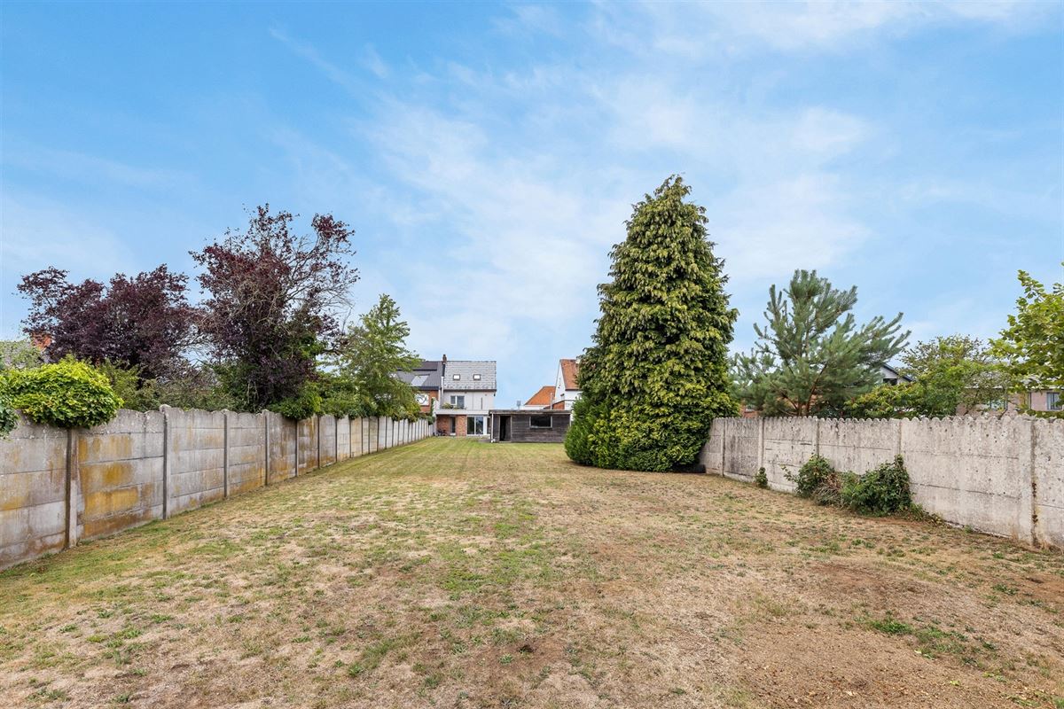 PERFECT ONDERHOUDEN GELIJKVLOERS APPARTEMENT MET 2 SLAAPKAMERS EN RUIME TUIN MET CARPORT EN BERGING TE HEUSDEN