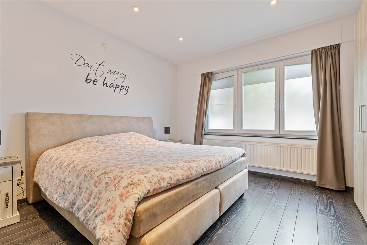 PERFECT ONDERHOUDEN GELIJKVLOERS APPARTEMENT MET 2 SLAAPKAMERS EN RUIME TUIN MET CARPORT EN BERGING TE HEUSDEN