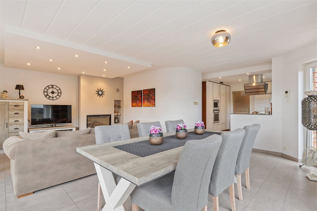 PERFECT ONDERHOUDEN GELIJKVLOERS APPARTEMENT MET 2 SLAAPKAMERS EN RUIME TUIN MET CARPORT EN BERGING TE HEUSDEN
