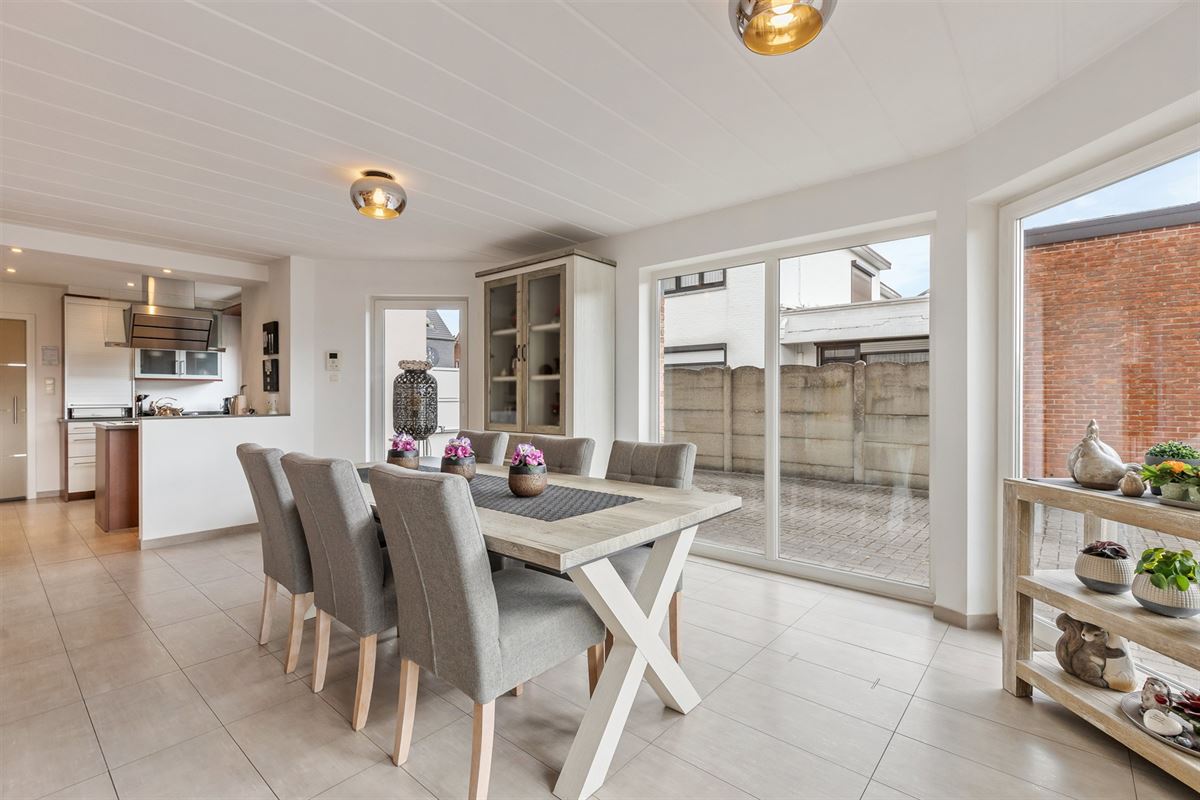 PERFECT ONDERHOUDEN GELIJKVLOERS APPARTEMENT MET 2 SLAAPKAMERS EN RUIME TUIN MET CARPORT EN BERGING TE HEUSDEN