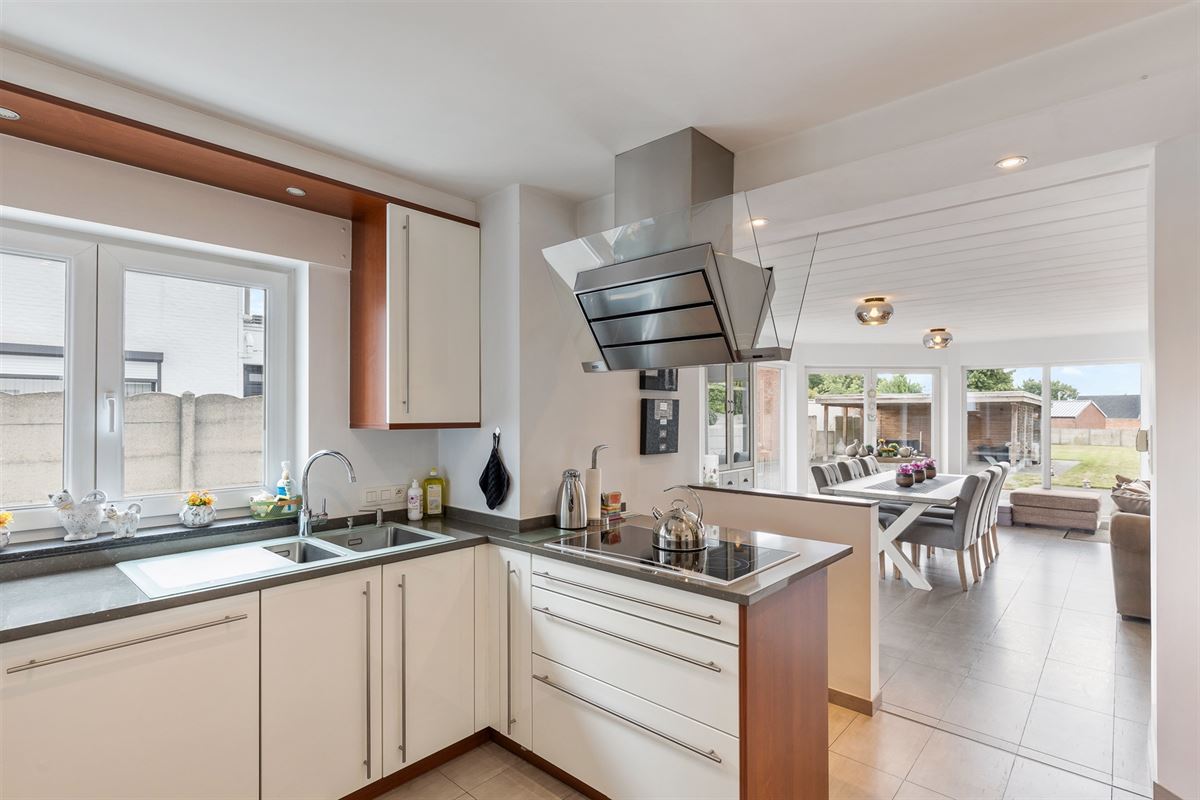 PERFECT ONDERHOUDEN GELIJKVLOERS APPARTEMENT MET 2 SLAAPKAMERS EN RUIME TUIN MET CARPORT EN BERGING TE HEUSDEN