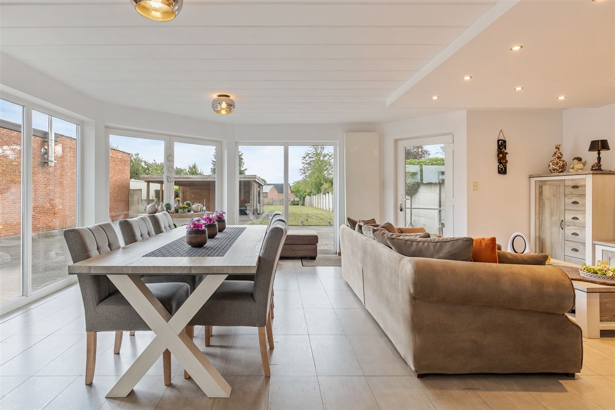 PERFECT ONDERHOUDEN GELIJKVLOERS APPARTEMENT MET 2 SLAAPKAMERS EN RUIME TUIN MET CARPORT EN BERGING TE HEUSDEN