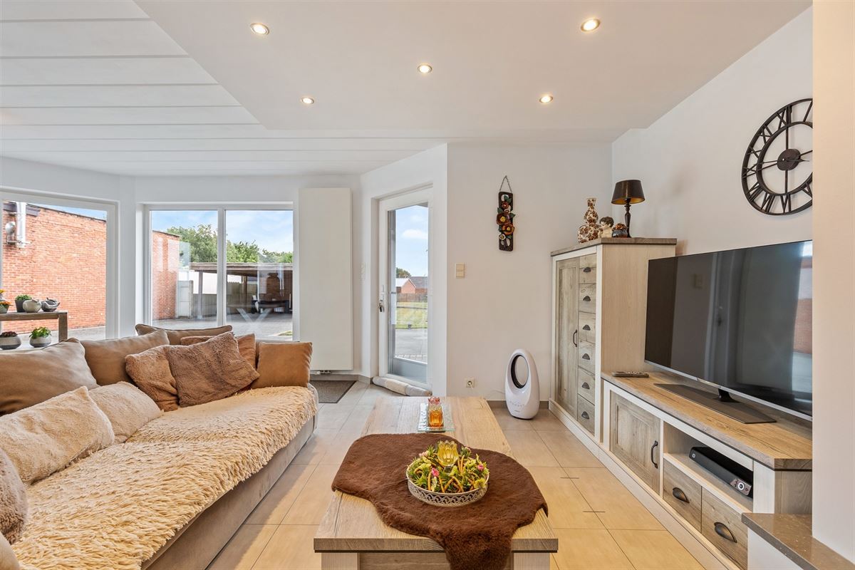 PERFECT ONDERHOUDEN GELIJKVLOERS APPARTEMENT MET 2 SLAAPKAMERS EN RUIME TUIN MET CARPORT EN BERGING TE HEUSDEN