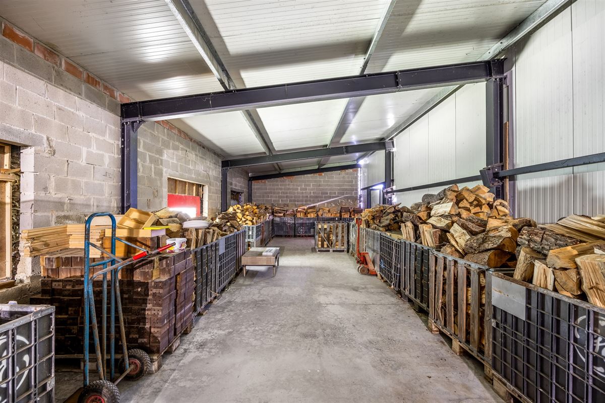 UNIEKE EIGENDOM MET 24 PAARDENSTALLEN EN BINNENPISTE OP CA 10 HECTARE TE PAAL-BERINGEN