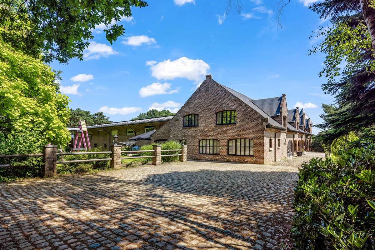 UNIEKE EIGENDOM MET 24 PAARDENSTALLEN EN BINNENPISTE OP CA 10 HECTARE TE PAAL-BERINGEN
