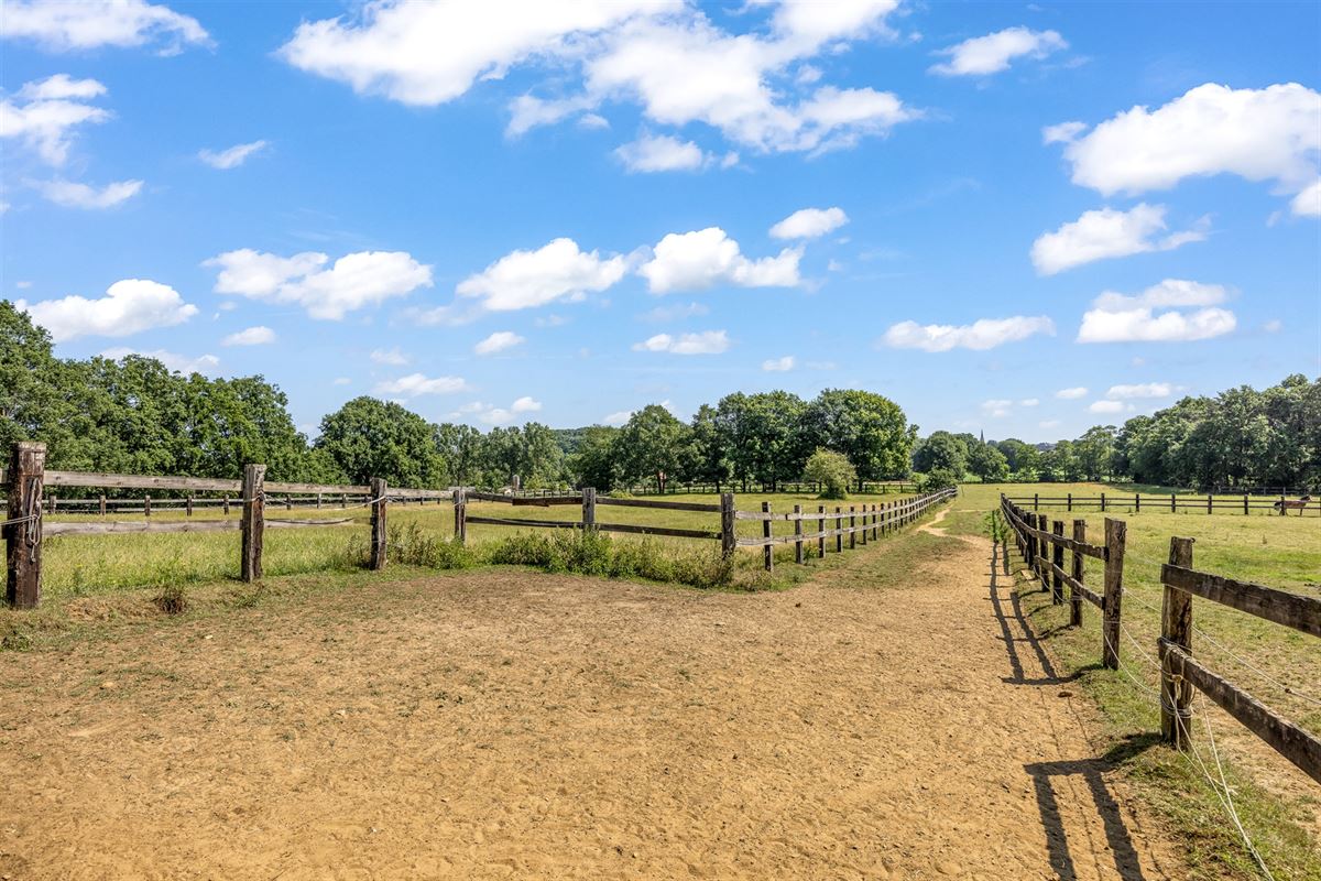 UNIEKE EIGENDOM MET 24 PAARDENSTALLEN EN BINNENPISTE OP CA 10 HECTARE TE PAAL-BERINGEN