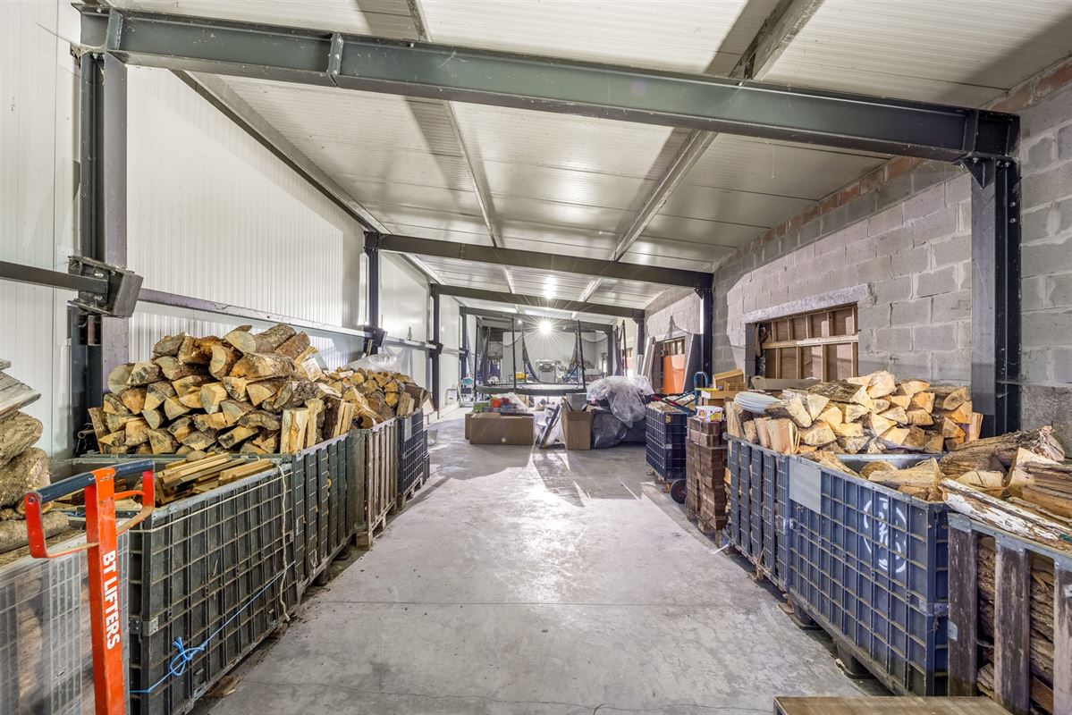 UNIEKE EIGENDOM MET 24 PAARDENSTALLEN EN BINNENPISTE OP CA 10 HECTARE TE PAAL-BERINGEN